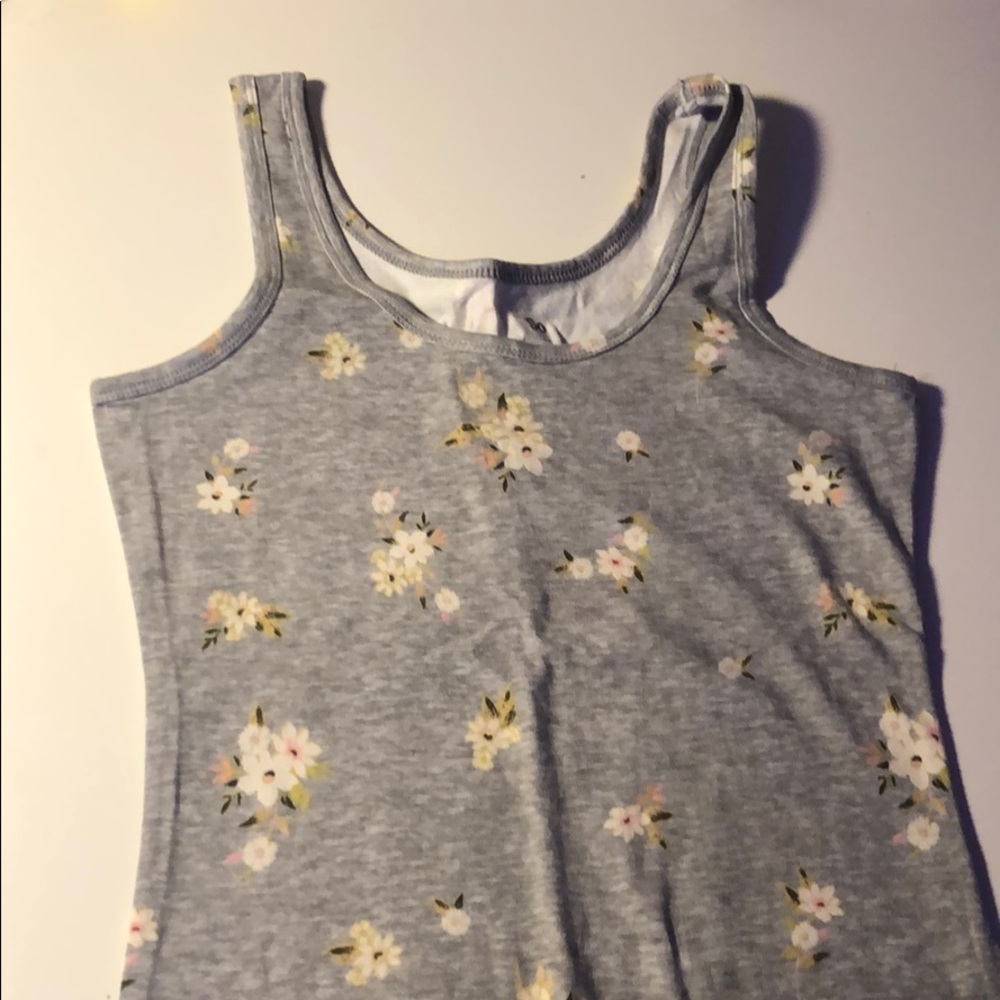 grey tank top